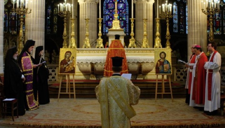 Mitropolitul Galiei Emmanuel în Biserica romano-catolică Saint-Germain-l'Auxerrois. Imagine: Orthodox Times