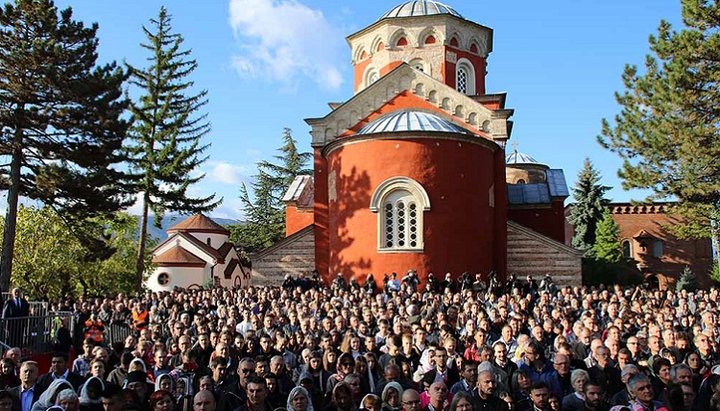 Тисячі віруючих прийшли на святкове богослужіння в монастирі Жича. Фото: прес-служба СПЦ