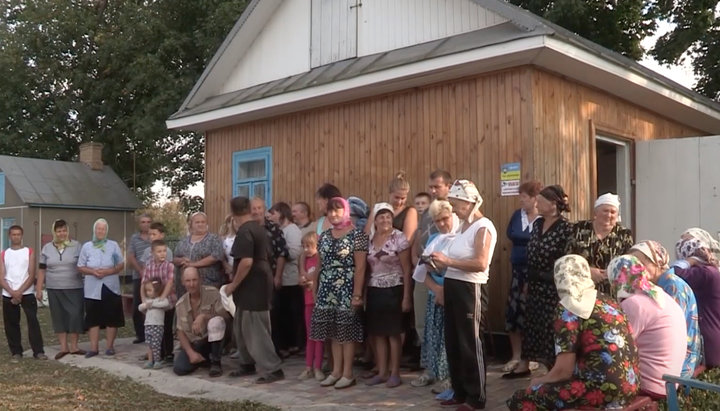 Верующие УПЦ Покровского храма села Мнишин. Фото: СПЖ