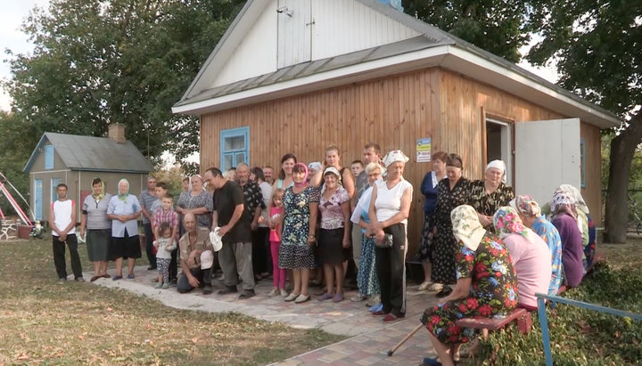Община УПЦ в Мнишине после захвата их храма вынуждена проводить богослужения в крохотной хатке. Фото: СПЖ