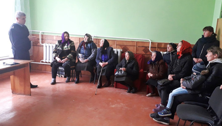 Встреча руководства Камень-Каширского отдела полиции с представителями религиозных общин в с. Нуйно. Фото: Facebook