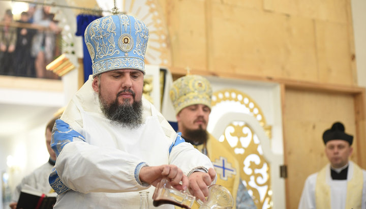 Католический священник Василий Плахотка (крайний справа) в алтаре храма ПЦУ. Фото: pomisna.info