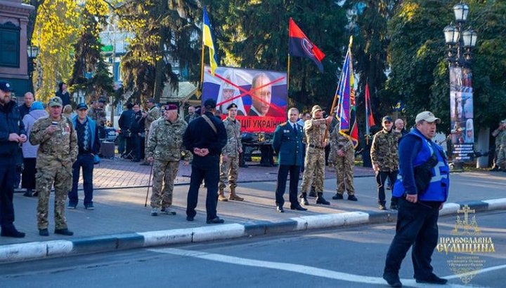 The radicals once again tried to disrupt traditional worship in the center of Sumy. Photo: Sumy Eparchy of the UOC