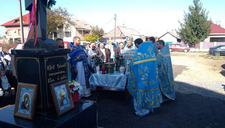 Освячення поклонного хреста. Фото: m-church.org.ua