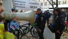 У Києві пройшла акція на захист медика, звільненого за підтримку УПЦ