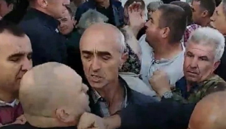 Στο Κρακοβέτς υποστηρικτές ουνιτών διώχνουν «ιερέα» της OCU από το εκκλησιαστικό οίκο. Φωτογραφία: Στιγμιότυπο οθόνης από το YouTube