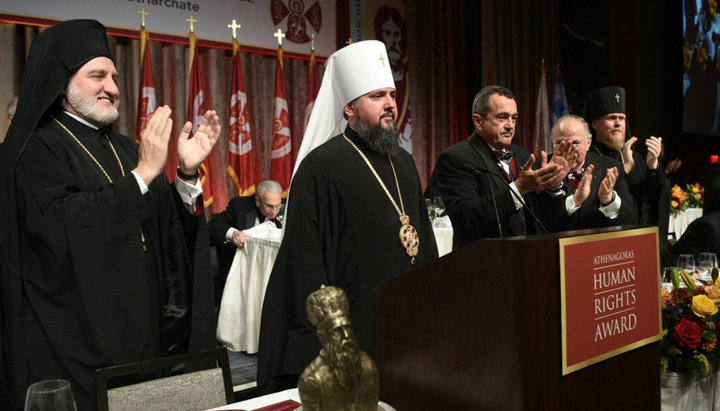 Întâistătătorul BOaU Epifanie Dumenko în timpul ceremoniei de acordare a premiului Patriarhului Atenagora. Imagine: pomisna.info