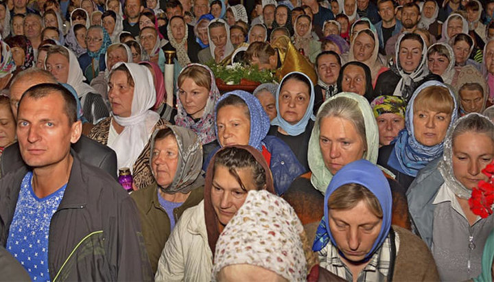 Віруючі Вінниці моляться на нічній літургії біля стін Спасо-Преображенського собору. Фото: Facebook