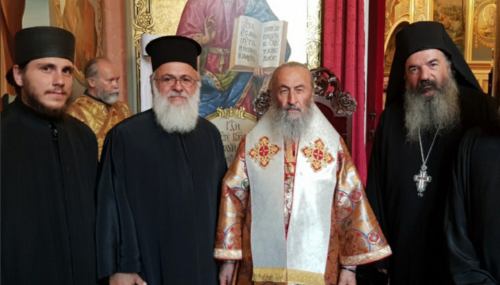 Protopresbiterul Nicolai Savvopoulos (al doilea de la stânga) cu Preafericitul Mitropolit Onufrie. Imagine: Romfea