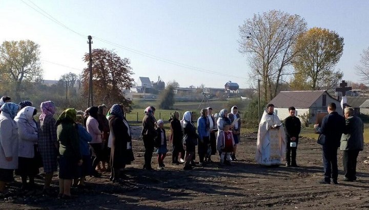 Освячення місця під будівництво домового храму для громади УПЦ в Угринові. Фото: БФ «Фавор»