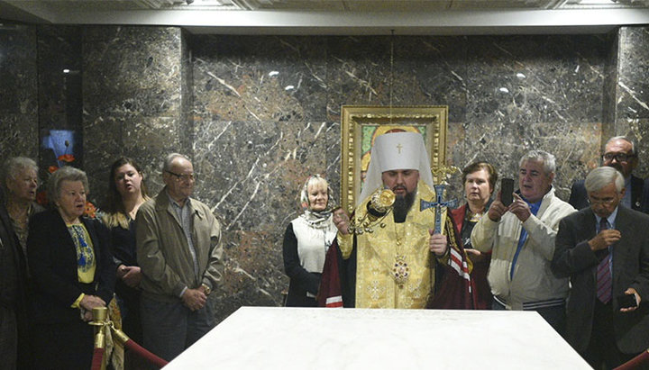 Глава ПЦУ совершает «панихиду» с крестом из «Софрино». Фото: pomisna.info