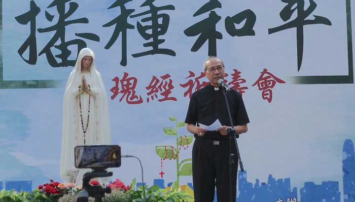 Епископ РКЦ Гонконга Джозеф Ха Чи-шинг выступает перед собравшимися на молитву за Гонконг. Фото: UCA News