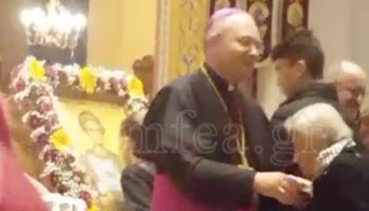 Un episcop catolic împarte credincioșilor pâine binecuvântată într-o biserică a Patriarhiei de la Constantinopol. Imagine: romfea.gr