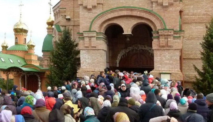 В Голосеевской пустыни десятки тысяч верующих почтили память матушки Алипии. Фото: facebook.com