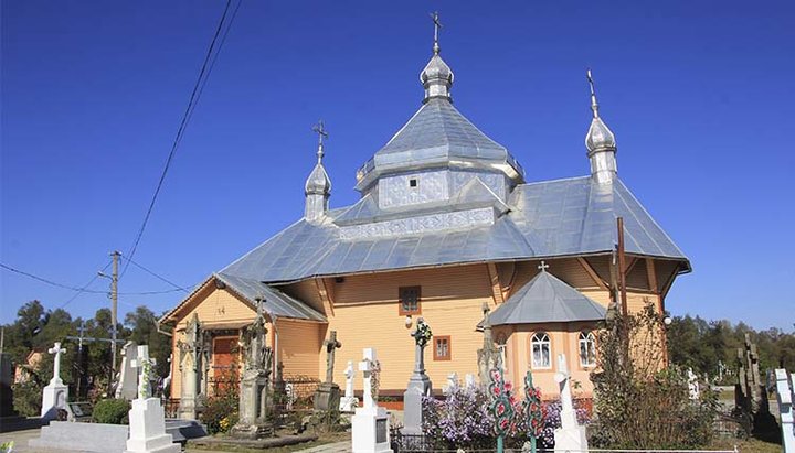 Biserica Sfinților Arhangheli Mihail și Gavril din Jadova Veche. Imagine: uk.wikipedia.org