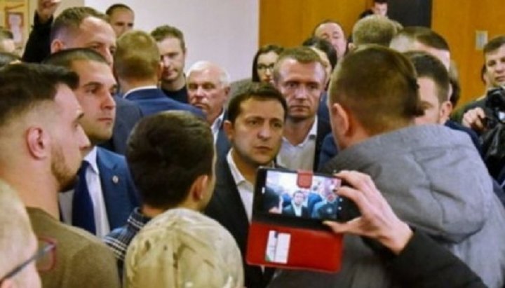 Владимир Зеленский во время разговора с активистами в Тернополе. Фото: fakty.ua