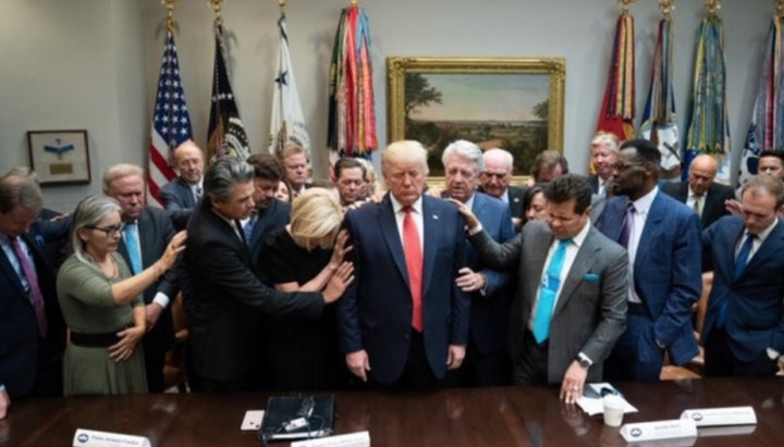 Молитва протестантских пасторов с возложением рук на Дональда Трампа. Фото: christiantoday.com