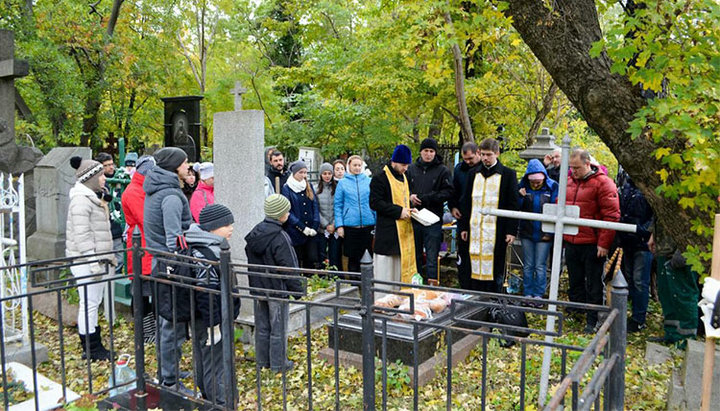 Участники субботника на Втором христианском кладбище Одессы. Фото: ortodox.od.ua