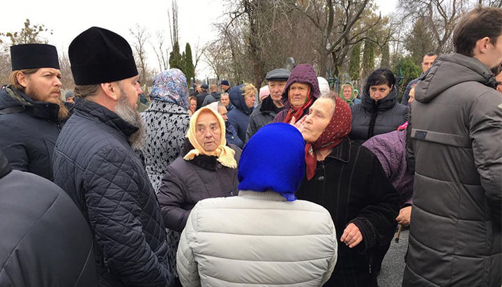 Прихожани канонічної Церкви спілкуються з активістами ПЦУ. Фото: spzh.news