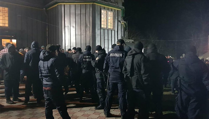 Police in front of the church of the UOC in the village of Mikhalcha. Photo: cv.npu.gov.ua