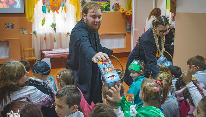 Священники Одесской епархии оказали помощь воспитанникам детдомов. Фото: eparhiya.od.ua