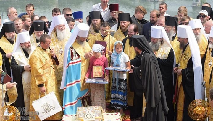 Блаженніший Митрополит Онуфрій вітає юних учасниць Хресної ходи-2016. Фото: СПЖ