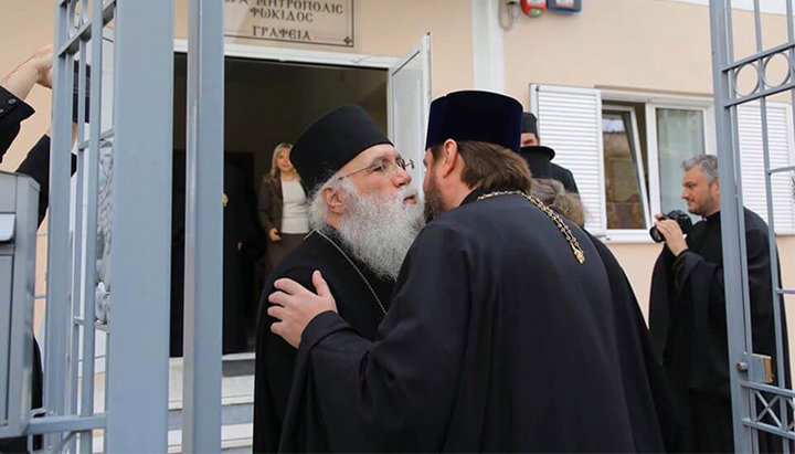 Митрополит Фокидский Феоктист (Клукинас) приветствует «иерарха» новой религиозной структуры Александра (Драбинко). Фото: romfea.gr