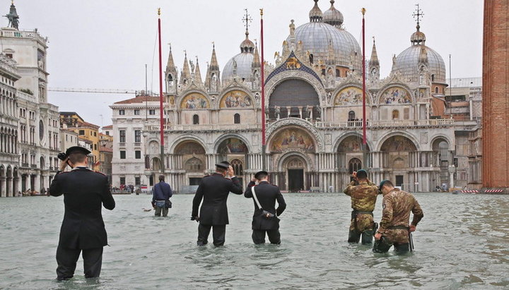 Повінь у Венеції на площіСан-Марко. Фото: interfax.ru