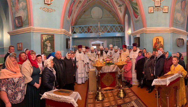 В Куриловке освятили 160-летний храм, отреставрированный усилиями общины УПЦ. Фото: news.church.ua 