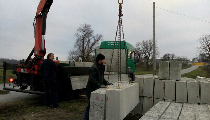 У селі Угринів, де громада будує новий храм замість захопленого. Фото: СПЖ