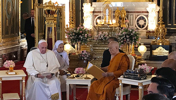Папа римский Франциск и буддийский патриарх Сомдет Муниивонг Арийавонгсагатаян. Фото: blagovest-info.ru 