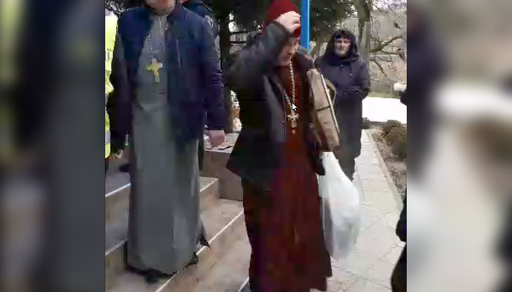Representatives of the OCU leaving the seized church of the UOC in Riasniki. Photo: a video screen