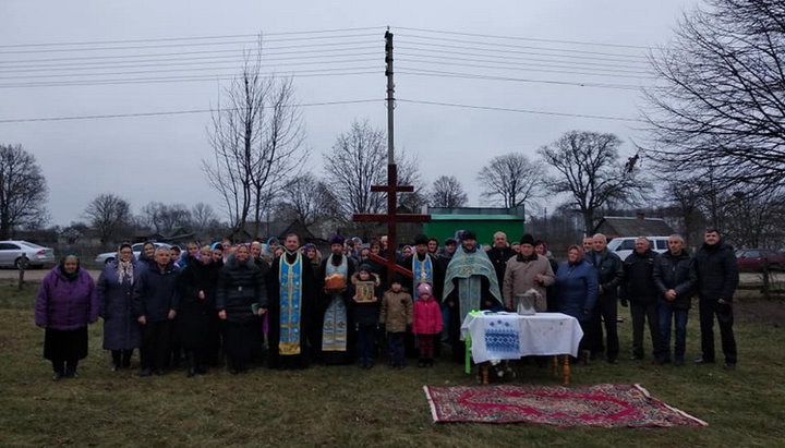 В селі Голядин освятили хрест і ділянку під будівництво нового храму. Фото: facebook.com