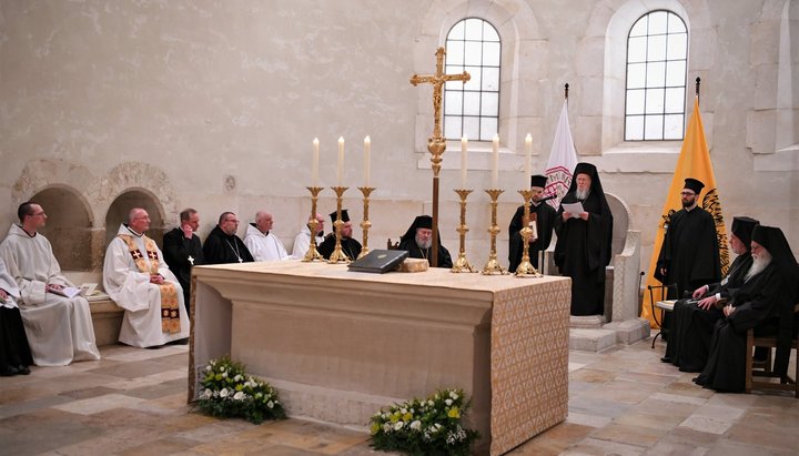 Ο Πατριάρχης της Κωνσταντινούπολης Βαρθολομαίος με την αδελφότητα του Άθω στη λειτουργία στο Αββαείο Notre-Dame de Saint-Rémy στο Rochefort. Φωτογραφία: Facebook