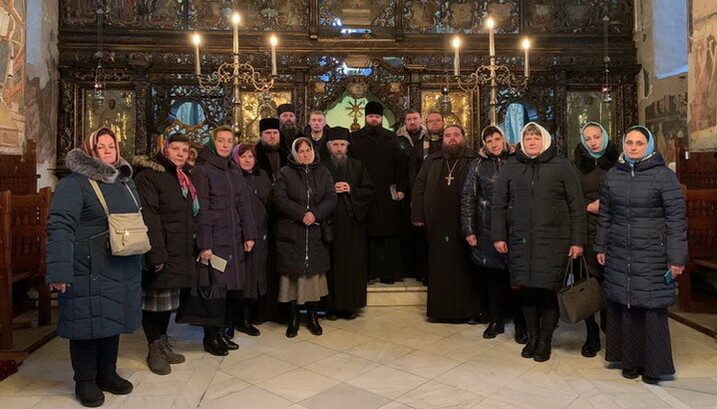 Віруючі постраждалих від рейдерства ПЦУ храмів відвідали святині Румунії