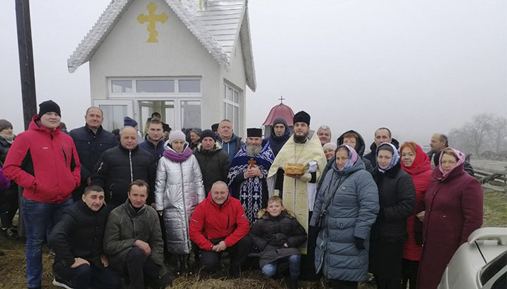 Верующие канонической Церкви возле новой часовни. Фото: Facebook