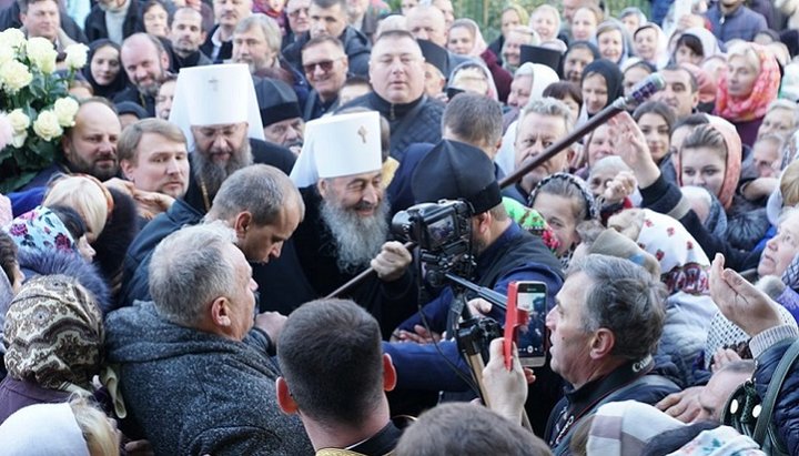 Верующие Хустской епархии встречают Блаженнейшего Онуфрия. Фото: УПЦ