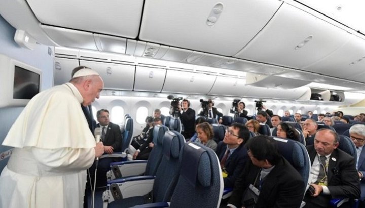 In-flight press conference. Photo: Vatican Media