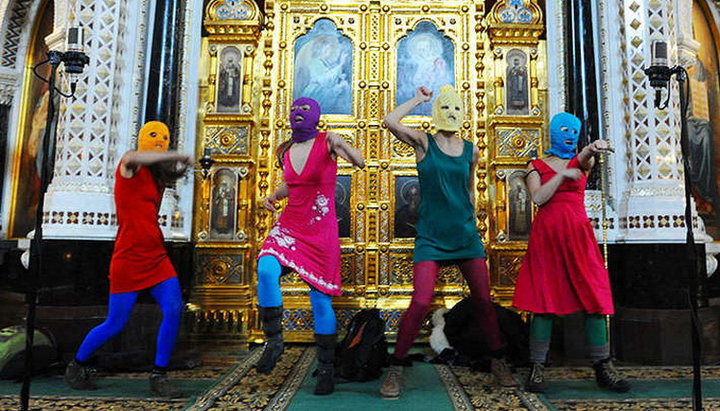 «Pussy Riot» в храме Христа Спасителя. Фото: glavcom.ua