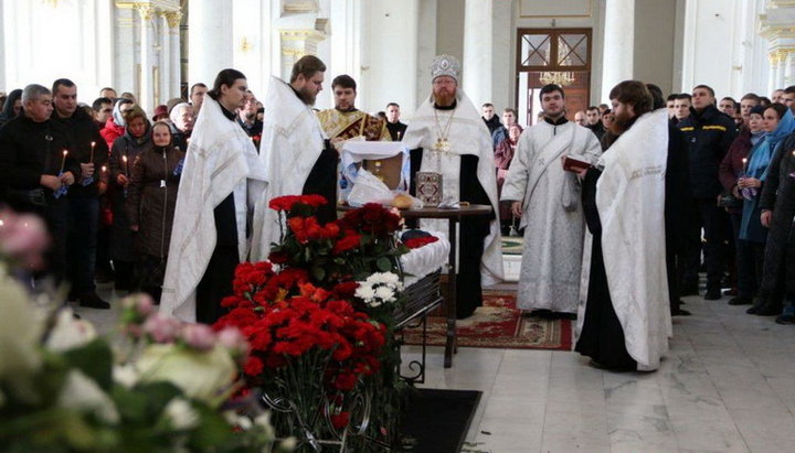 В соборе УПЦ в Одессе простились с погибшим при пожаре спасателем Сергеем Шатохиным. Фото: odessa.online