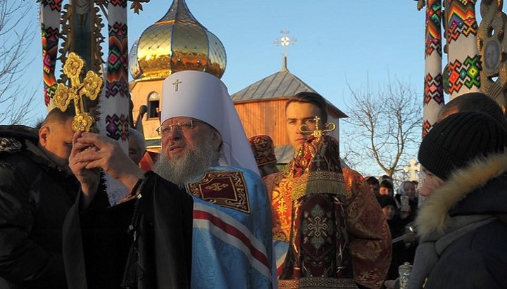 Освящение храма на Буковине совершил митрополит Мелетий. Фото: Черновицко-Буковинская епархия УПЦ