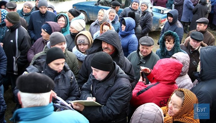 117 из 150 человек, пришедших 30 ноября к храму, выразили поддержку УПЦ. Фото: Буг