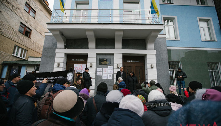 Пікет біля будівлі Головного управліня Нацполіції у Вінниці. Фото: vezha.vn.ua