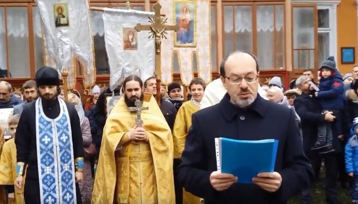 Enoriaşii parohiei bisericii Schimbarea la Faţă a Mântuitorului citesc adresarea lor către Președintele Ucrainei. Imagine: YouTube
