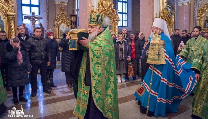 Одеська єпархія передала жителям Донбасу частку мощей преподобного Кукші. Фото: eparhiya.od.ua