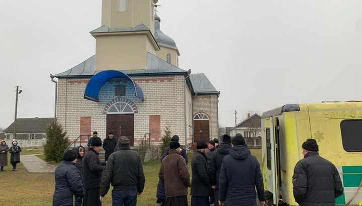 Poliția a blocat lăcaşul Bisericii Ortodoxe Ucrainene. Imagine: spzh.news