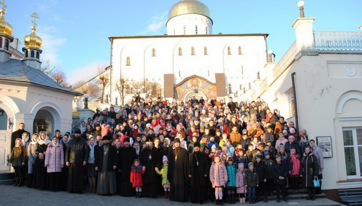 В Почаєві пройшла акція для 300 дітей-сиріт «Подаруй дитині радість». Фото: news.church.ua