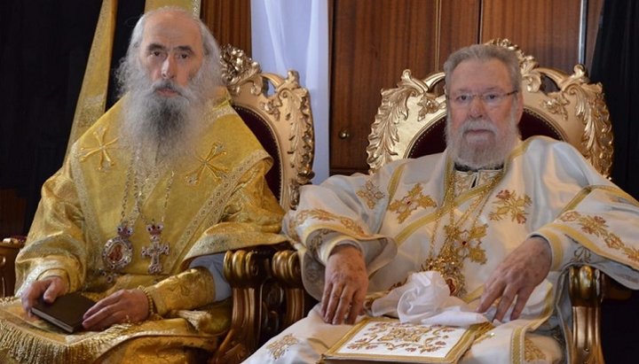 Ο Μητροπολίτης Τερνουπόλεως και Κρεμενέτς Σέργιος και ο Αρχιεπίσκοπος Κύπρου Χρυσόστομος. Φωτογραφία: ΤΕΕΣ της UOC