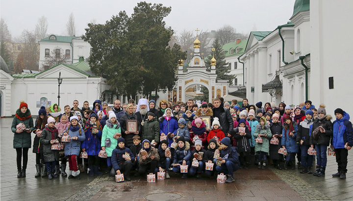 Паломническая группа и наместник Лавры, митрополит Вышгородский и Чернобыльский Павел (Лебедь). Фото: lavra.ua