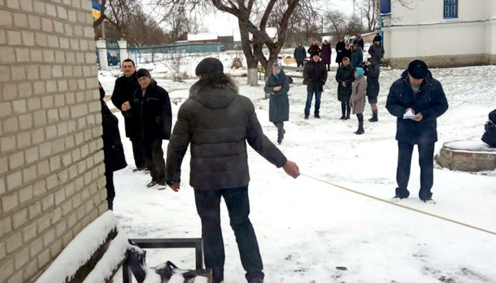 Активисты ПЦУ в селе Садов производят замеры собственности УПЦ. Фото: volyn.church.ua